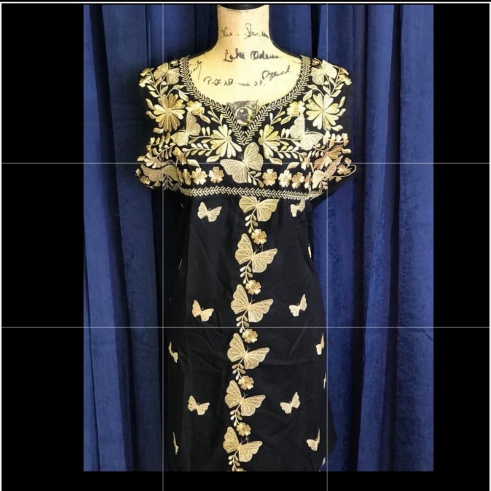 SOLD Vestido bordado hecho en Mexico